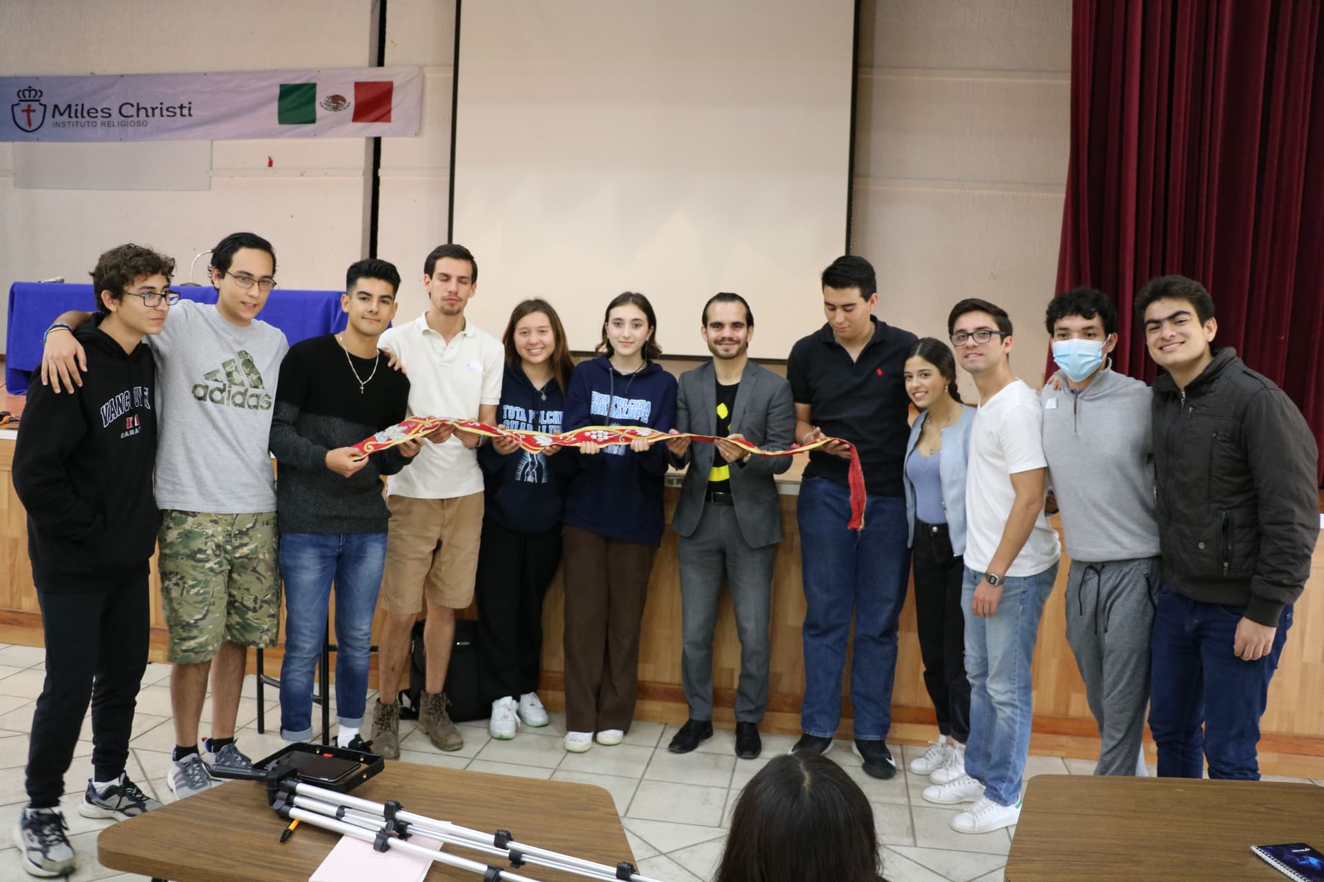 Jovenes_charla_reliquias