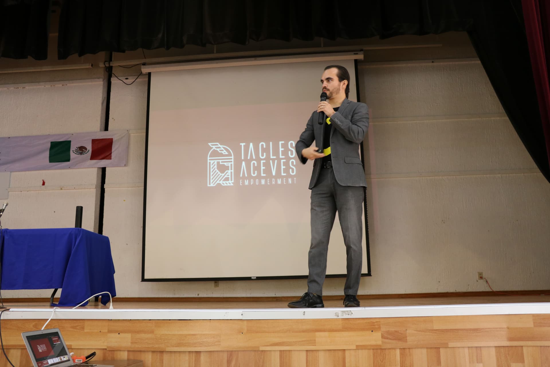 Tacles_conferencista_irak